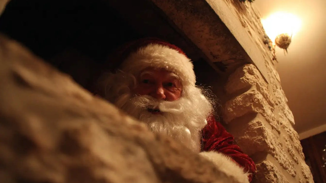 Père Noël dans une cheminée éclairée d’une lumière chaude