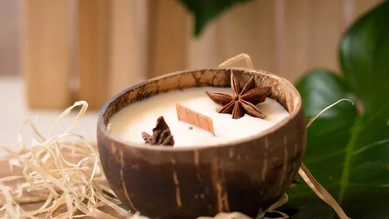 Bougie parfumée Luminante en noix de coco décorée d’anis étoilé