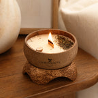 Bougie Luminante Bois de Oud allumée avec de fins copeaux de bois clairs et un disque de bois sur la cire