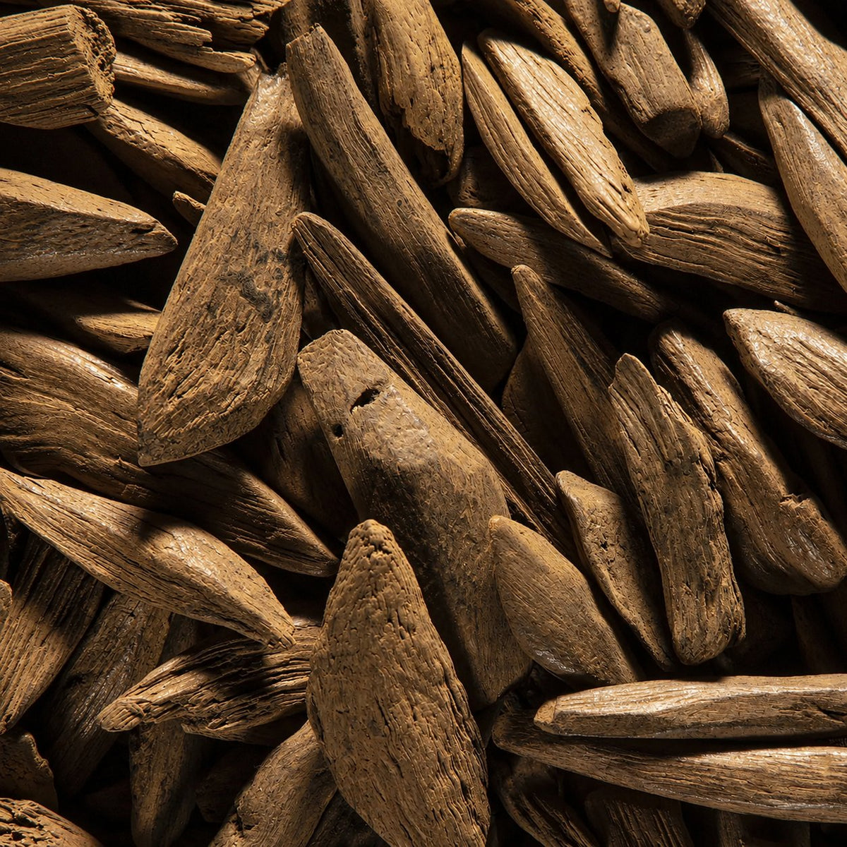 Copeaux de bois de oud, le parfum de la bougie Luminante