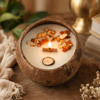 Bougie Luminante Cuir et Bois allumée, flamme sur la mèche en bois