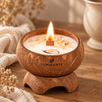 Bougie Luminante Fleur de Coton allumée, pétales clairs séchés et disque de bois sur la cire