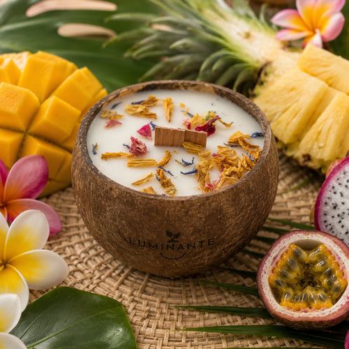 Bougie Luminante Fruits Exotiques entourée de mangue, ananas et fruit de la passion