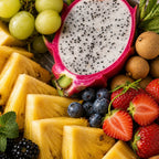 Assortiment de fruits exotiques : ananas, fruit du dragon, litchis, fraises et myrtilles