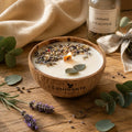 Bougie Luminante Eucalyptus Lavande allumée, mèche en bois et brins de lavande