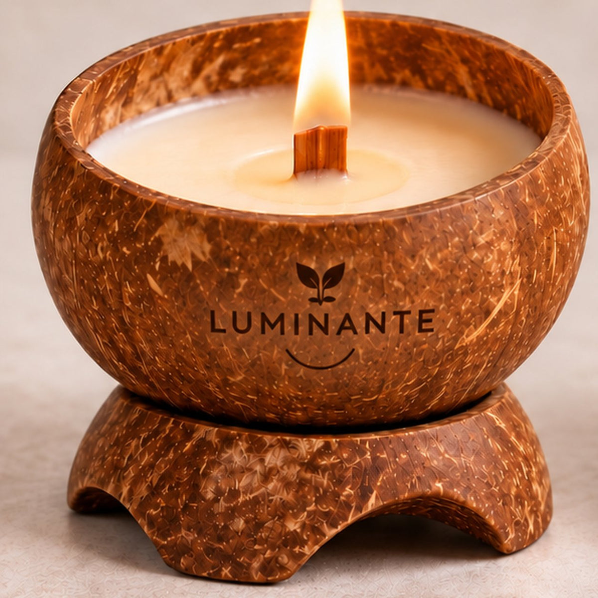 Bougie Luminante Fleur d'oranger allumée, bol en noix de coco posé sur son socle