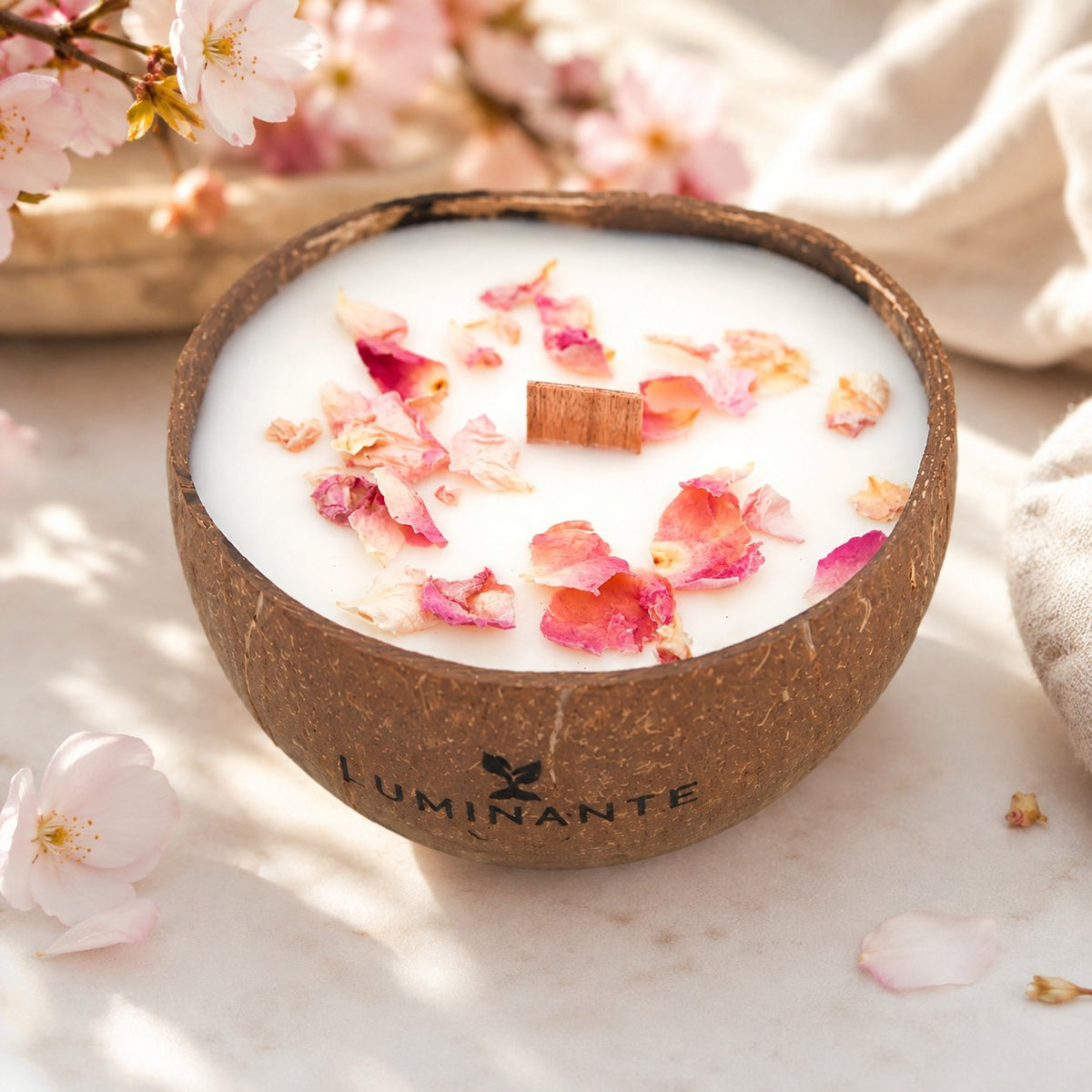 Bougie Luminante Fleur de Cerisier en lumière naturelle, pétales roses sur la cire