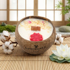 Bougie Luminante Lotus blanc coton posée sur une natte de bambou, avec fleur de lotus et branche de coton