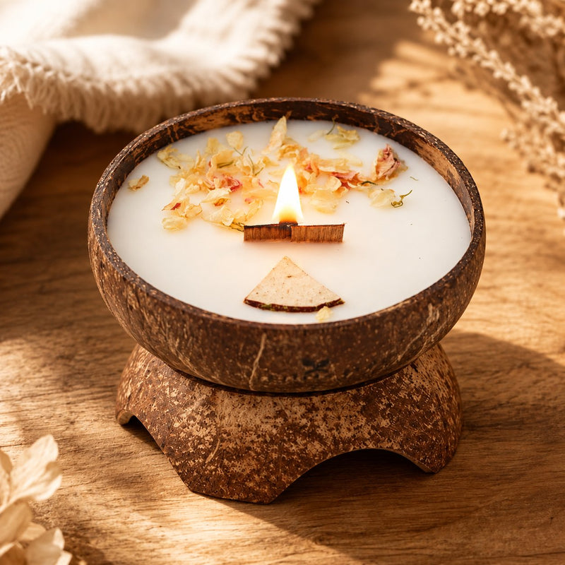 Bougie Luminante Pomme d'Amour allumée avec un morceau de caramel et des pétales séchés sur la cire
