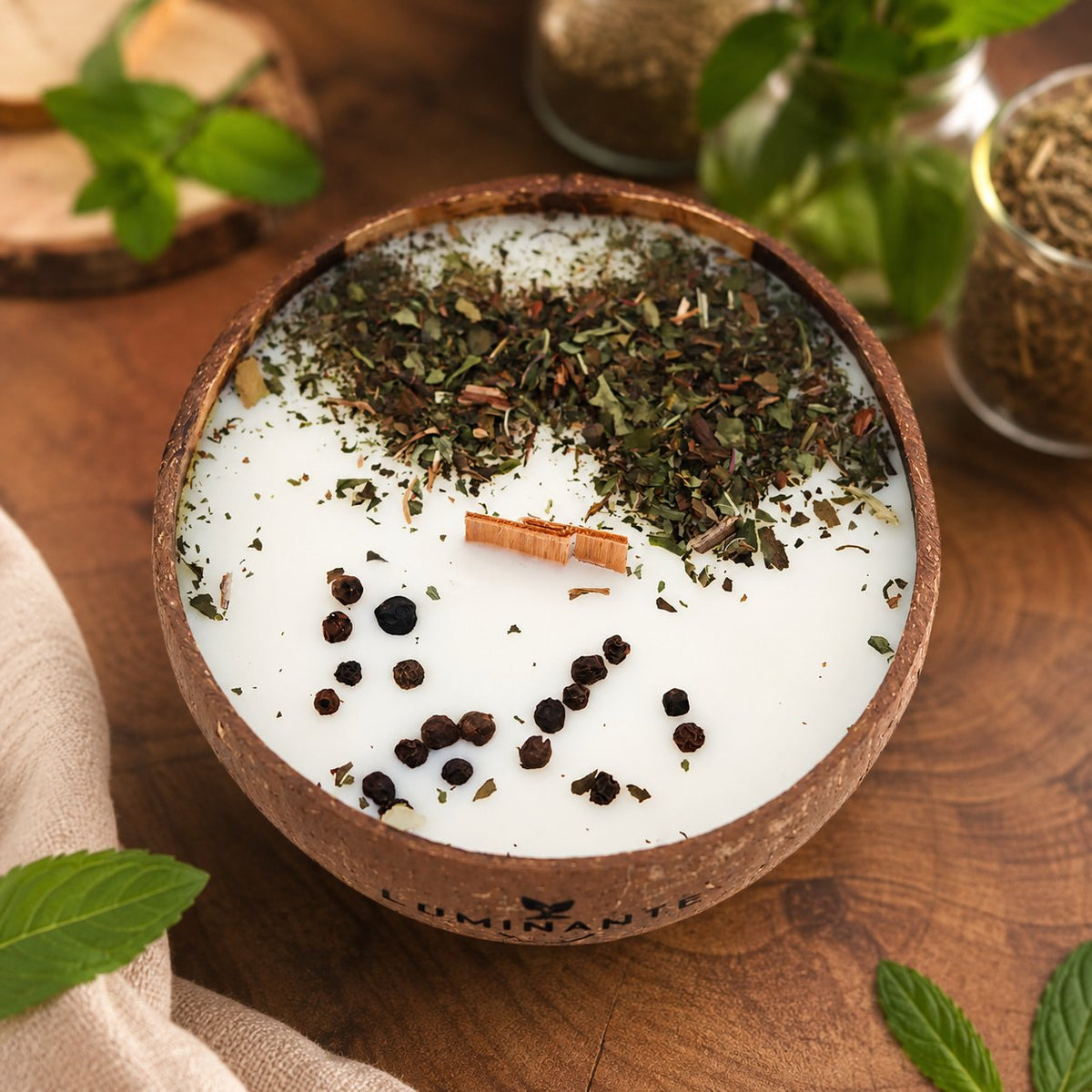 Bougie Luminante Verveine Menthe vue de dessus, mèche en bois entourée de menthe séchée