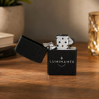 Briquet Luminante ouvert, mécanisme chromé apparent et couvercle relevé