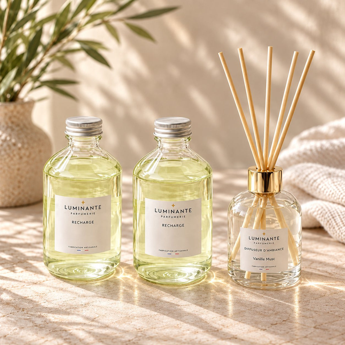 Coffret cadeau Luminante 1+2 : un diffuseur d'ambiance avec ses bâtonnets en rotin et ses deux flacons de recharge