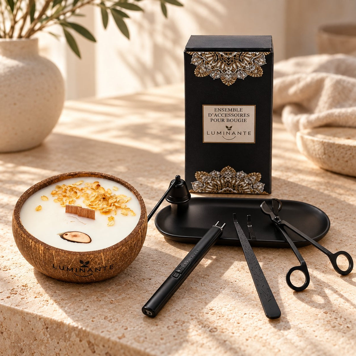 Coffret cadeau Luminante Découverte : une bougie dans son contenant en noix de coco et son ensemble d'accessoires noir dans son étui