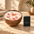 Coffret cadeau Luminante Flamme et Nature : une bougie aux pétales dans son contenant en noix de coco et un briquet noir Luminante
