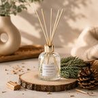Diffuseur d'ambiance Luminante Cèdre poudré sur une rondelle de bois, avec branche de cèdre et pomme de pin