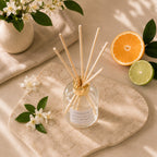 Diffuseur d'ambiance Luminante Fleur d'oranger-Bergamote vu de dessus, bâtonnets en rotin déployés