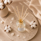 Diffuseur d'ambiance Luminante Fleur de coton vu de dessus, fleurs de coton et pétales blancs