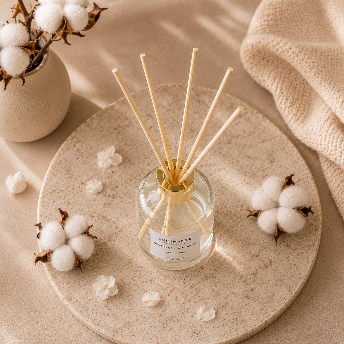 Diffuseur d'ambiance Luminante Fleur de coton vu de dessus, fleurs de coton et pétales blancs