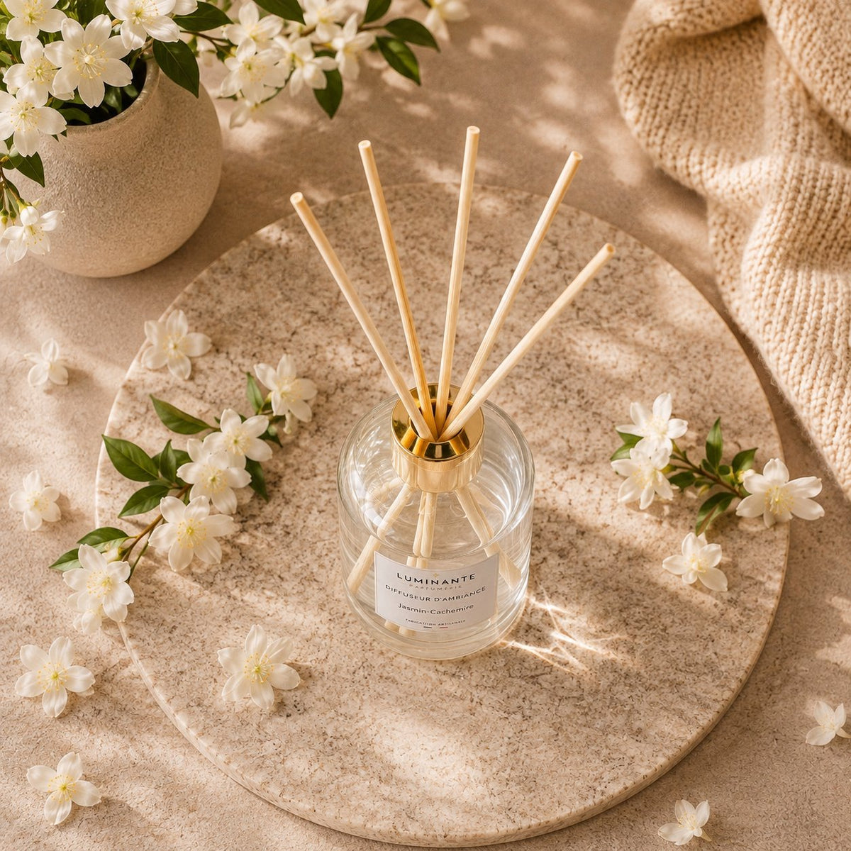 Diffuseur d'ambiance Luminante Jasmin-Cachemire vu de dessus, bâtonnets en rotin déployés