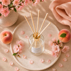 Diffuseur d'ambiance Luminante Pêcher fleuri vu de dessus sur un plateau, pétales roses éparpillés