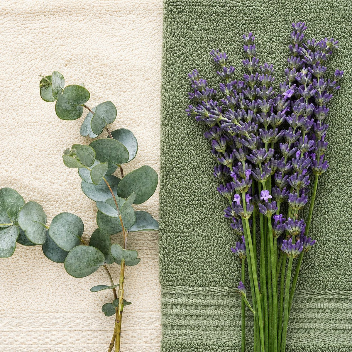 Branche d'eucalyptus et bouquet de lavande posés sur des serviettes éponge écrue et vert sauge