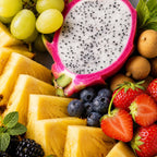 Assortiment de fruits frais : ananas, fruit du dragon, raisin, fraises, myrtilles et litchis