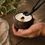 Ciseaux à mèche du kit Luminante coupant la mèche en bois d'une bougie en noix de coco