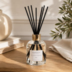 Diffuseur d'ambiance Luminante et ses bâtonnets, rempli avec la recharge Bois de Oud