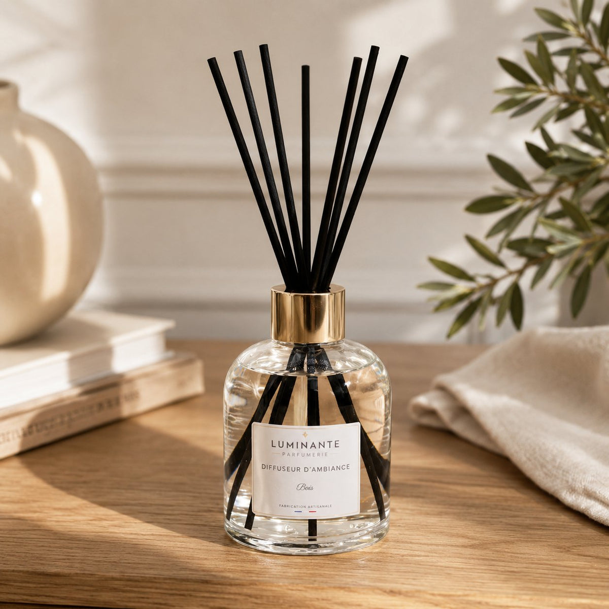 Diffuseur d'ambiance Luminante et ses bâtonnets, rempli avec la recharge Bois de Oud
