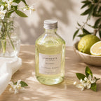 Recharge Luminante Fleur d'Oranger-Bergamote, flacon en verre entouré de fleurs d'oranger et d'agrumes