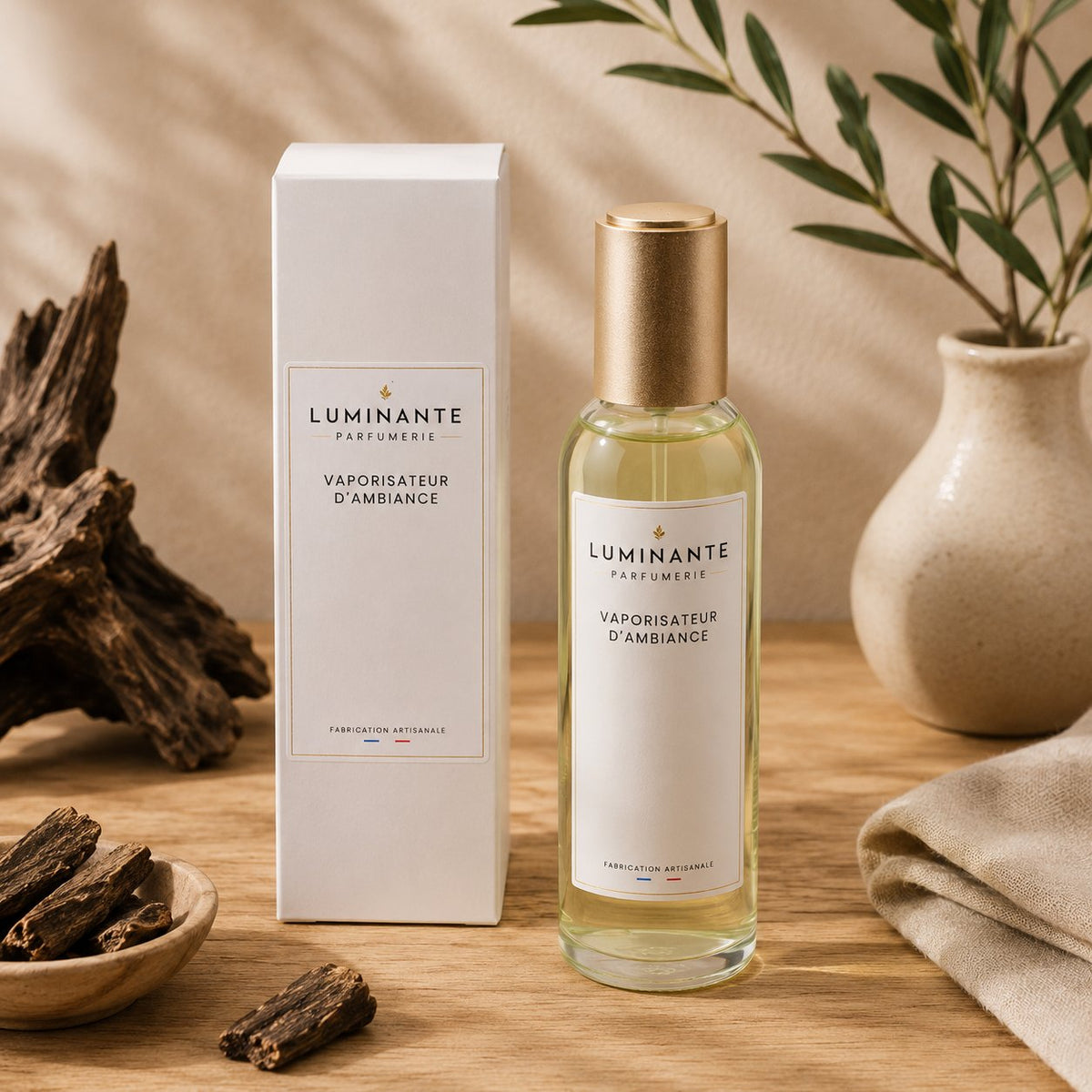 Vaporisateur d'ambiance Luminante Bois de Oud avec son étui blanc