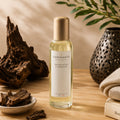Vaporisateur d'ambiance Luminante Bois de Oud, flacon à bouchon doré entouré d'éclats de bois